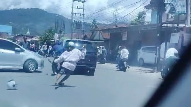 Tawuran “Pecah” di Padang, Saling Serang Pakai Sajam 1 TANGKAPAN LAYAR— Dua kelompok
pelajar melakukan tawuran pakai senjata tajam
di Jalan Aur Duri Parak Gadang Timur,
Kecamatan Padang Timur.