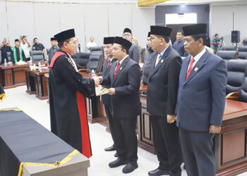 Pimpinan Definitif DPRD Kota Padang Resmi Dilantik