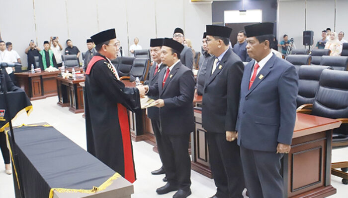 Pimpinan Definitif DPRD Kota Padang Resmi Dilantik
