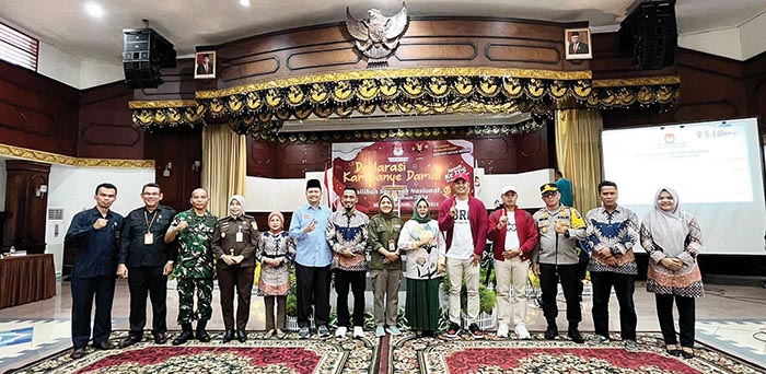 Deklarasi Kampanye Damai, Pasangan Benny-Radi dan Hendri-Mukhlis Komitmen Wujudkan Pilkada Sijunjung Badunsanak 1 PASANGAN calon Benny-Radi dan Hendri-Mukhlis bersama KPU Bawaslu serta Forkopimda Sijunjung
saat deklarasi kampanye damai.