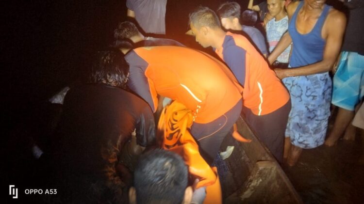 Pemotong Rumput Tewas Tenggelam di Sungai, Diduga Tergelincir saat Bekerja, Korban Tak Pandai Berenang 1 EVAKUASI— Tim SAR gabungan mengevakuasi jenazah pemotong rumput yang tewas akibat tenggelam di Sungai Batang Kuranji.