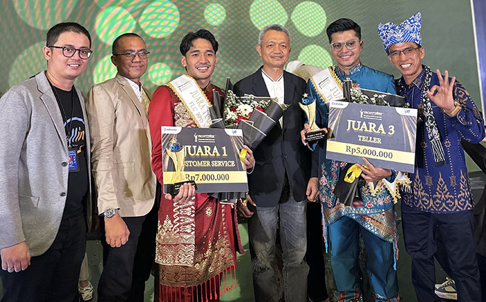 Customer Service Bank Nagari Juara 1 Frontliner Championship BPDSI 2024, Teller Sabet Juara 3 1 BEPRESTASI— Customer Service Bank Nagari, Satria Meisa Suryadi, yang meraih juara satu Frontliner Championship BPDSI 2024 pada kategori Customer Service dan Teller Bank Nagari, Ronal Eliza meraih juara tiga dalam kategori Teller bersama Direktur Operasional Bank Nagari Zilfa Efrizon dan Pemimpin Divisi Sekretaris
Perusahaan (Sekper) Tasman.