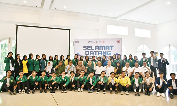 41 Mahasiswa Ikuti Magenta Batch 2 PT Semen Padang, Peluang Emas untuk Talenta Muda 1 MAGENTHA BATCH 2— Direktur Keuangan dan Umum PT Semen Padang, Oktoweri, berfoto bersama dengan 41 peserta Magang Generasi Bertalenta (Magenta) Batch 2 PT Semen Padang, di Club House PT Semen Padang, Senin (2/9).