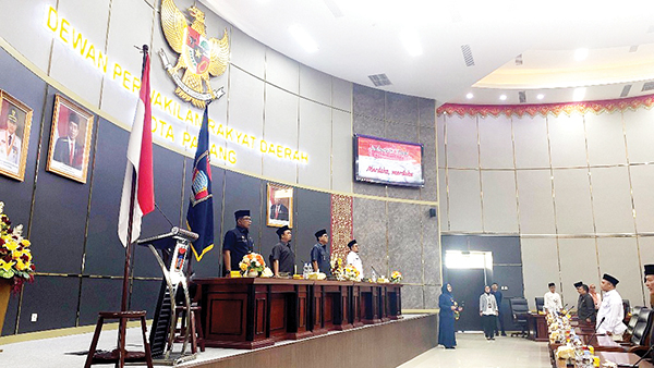 Muharlion Resmi sebagai Ketua DPRD Padang, Wakil Ketua Terpilih Aye dan Osman Ayub 1 PARIPURNA— Anggota DPRD Kota Padang dari PKS resmi ditetapkan sebagai Ketua DPRD periode 2024-2029, dalam rapat paripurna dilaksanakan di Ruang Sidang Utama DPRD Padang, Aia Pacah, Kota Padang, Jumat (6/9).