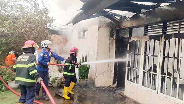 2 Petak Rumah Habis Terbakar, Kerugian Capai Rp1 M 1 PEMADAMAN— Petugas Damkar Kota Padang berusaha memadamkan api yang sudah membakar dua petak rumah, di di Jalan Tui, Kelurahan Kuranji, Kecamatan Kuranji, Minggu (8/9) pukul 17.38 WIB.