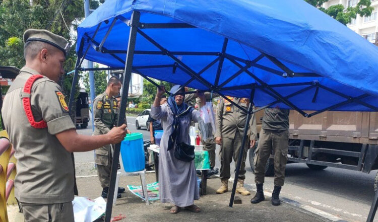 TERTIBKAN LAPAK PKL— Aparat Satpol PP kembali menertibkan pedagang kaki lima (PKL) yang melanggar di kawasan Jalan Juanda, Flamboyan Baru, Kecamatan Padang Barat, Minggu (8/9).