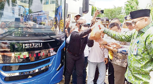 Bus Trans Padang Koridor 2 Resmi Meluncur, Akses ke Bungus Teluk Kabung Semakin Mudah dan Nyaman 1 ARMADA BARU—Pj Wali Kota Padang Andree Algamar, secara resmi membuka pengoperasian armada baru Bus Trans Padang Koridor 2 yang melayani rute Pusat Kota Padang - Bungus Teluk Kabung, Kamis (12/9).