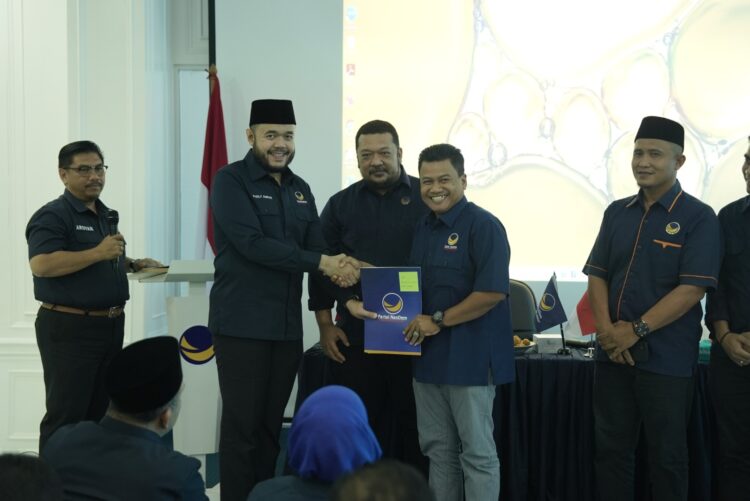 Melalui DPW Nasdem Sumbar Dani Sopian dan Zainal Arifin Terima SK AKD 1 45b73e1f f828 4a9e af4c 16988e0866c4