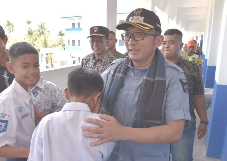 Hendri Septa disalami para siswa SMPN 7 Padang saat meresmikan sekolah itu.