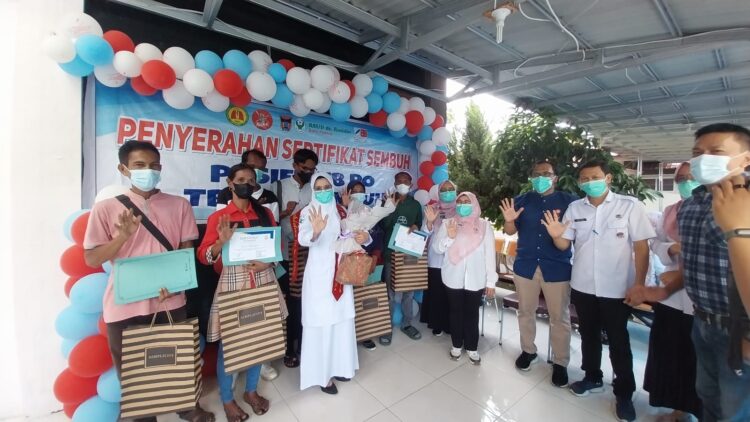 WISUDA TB—Sebanyak enam 
orang pasien Tuberkulosis (TBC) Resisten Obat (RO) di RSUD dr. Rasidin, menjalani proses “wisuda”, setelah dinyatakan sembuh, Rabu (18/9).