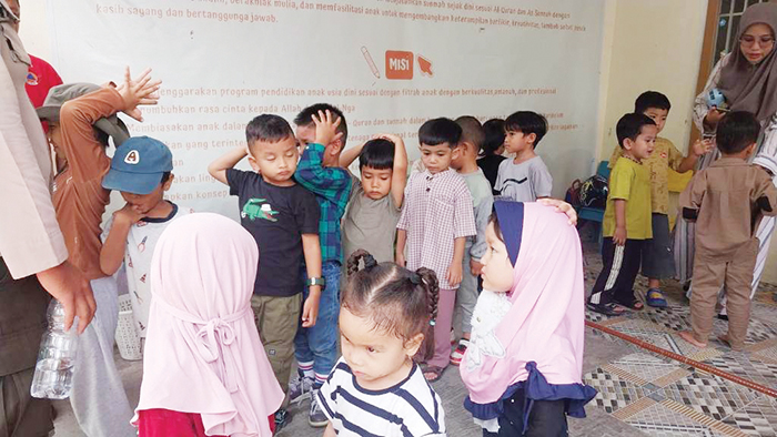 SIMULASI— BPBD Padang menggelar simulasi kesiapsiagaan bencana gempa bumi dan tsunami di PAUD Ummah Islamic Learner Center Padang, Kelurahan Ulak Karang Utara, Kecamatan Padang Utara, Rabu (25/9).