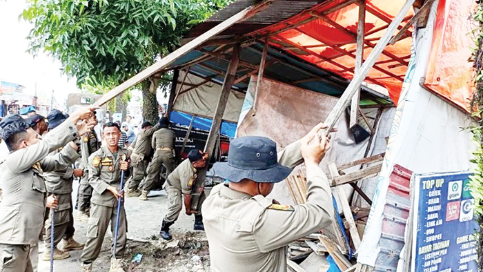 Berdiri di Atas Fasum, 9 Bangli di Pasar Tabing Dibongkar, Hambat Akses Masyarakat 1 BANGLI DIBONGKAR— Personel Satpol PP Kota Padang, melakukan penertiban dan pembongkaran terhadap sembilan bangli yang berada di kawasan Pasar Tabing, Kecamatan Kototangah, Kamis (26/9).