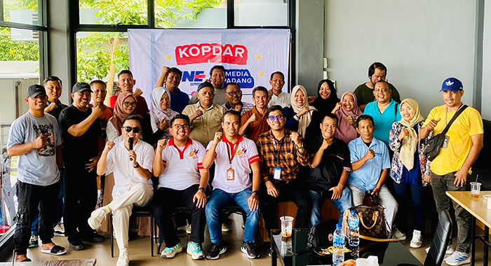 Menjalin Silaturahmi, JNE Mengadakan Kopdar bersama Media Padang 1 silaturahmi--JNE silaturahmi dengan awak media Kota Padang di Hill’s Cafe & Resto Padang Kamis (26/9).