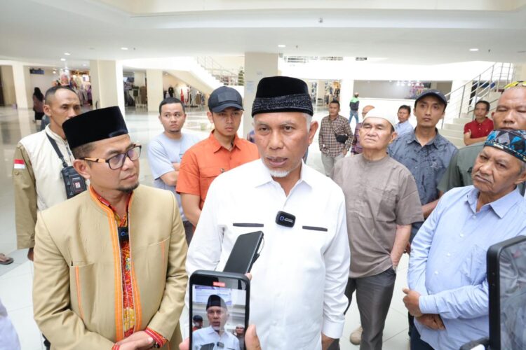 Blusukan ke Pasar Ateh Bukittingi, Pedagang Curhat Toko Sepi Pembeli ke Mahyeldi 1 54fb966e a672 47bf b80d 002bef92166c