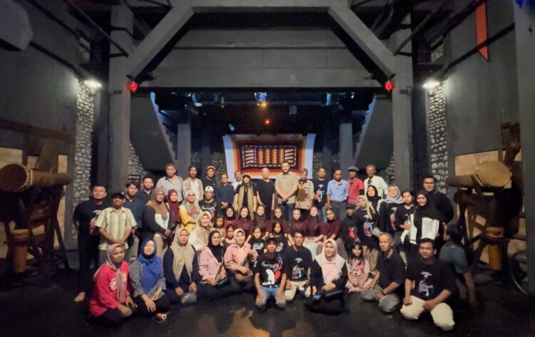 Saksikan Tari Kontemporer NAFAS di Ladang Nan Jombang, Begini Respons Calon Wali Kota Padang Fadly Amran 1 Calon Wali Kota Padang, Fadly Amran berkesempatan ikut menyaksikan tari kontemporer Filhamzah Group dengan karya NAFAS di Ladang Nan Jombang, Selasa malam (3/9).