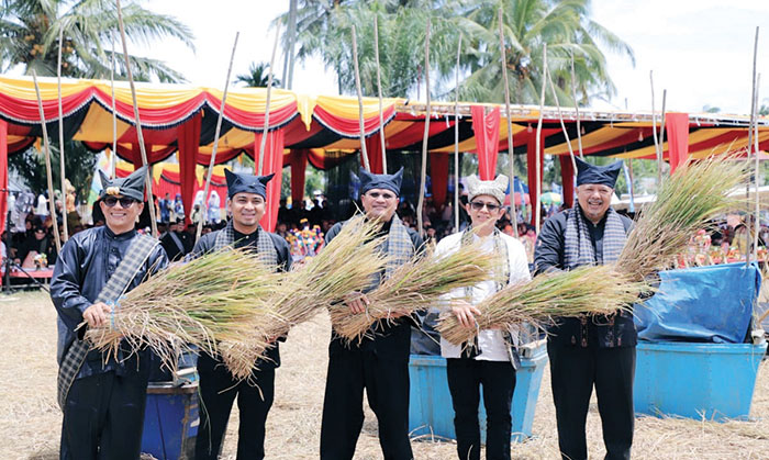 WALIKOTA Solok, Zul Elfian bersama Wakil Walikota Solok, Ramadhani Kirana Putra malambuik padi bersama tamu undangan yang hadir.