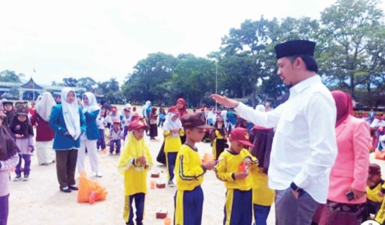 Ikuti Praktek Prilaku Gigi Sehat, 600 Pelajar Bukittinggi Sikat Gigi Serentak 1 PRAKTEK SIKAT GIGI— PTGMI Sumbar melaksanakan kegiatan bakti sosial kesehatan
gigi anak. Kegiatan ini diikuti 600 pelajar SD se-Bukittinggi yang secara serentak
mempraktekkan sikat gigi yang benar.
