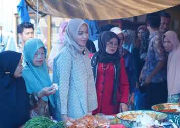 Dengar Aspirasi Pedagang, Calon Bupati-Wabup Dharmasraya Annisa-Leli Blusukan ke Pasar Sikabau