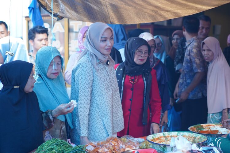Dengar Aspirasi Pedagang, Calon Bupati-Wabup Dharmasraya Annisa-Leli Blusukan ke Pasar Sikabau