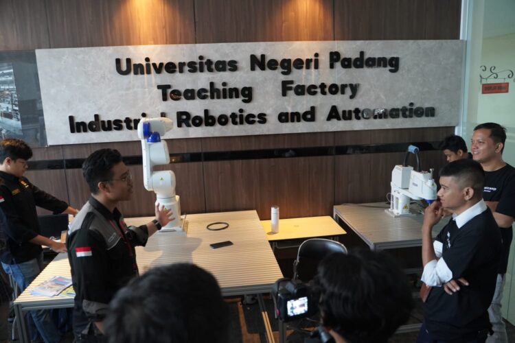 Lulusan Perguruan Tinggi Vokasi Sumbar, Teruji dan Siap Pakai, Ketua Konsorsium PTV Nurul Fauzi : 70 persen praktek dan 30 persen teori 1 Media Bootcamp ketika berkunjung dan melihat secara langsung praktek Mahasiswa PTV, Teaching Factory Industrial Robotics and Automation di PTV UNP, Selasa (24/9).(jessica/posmetro)