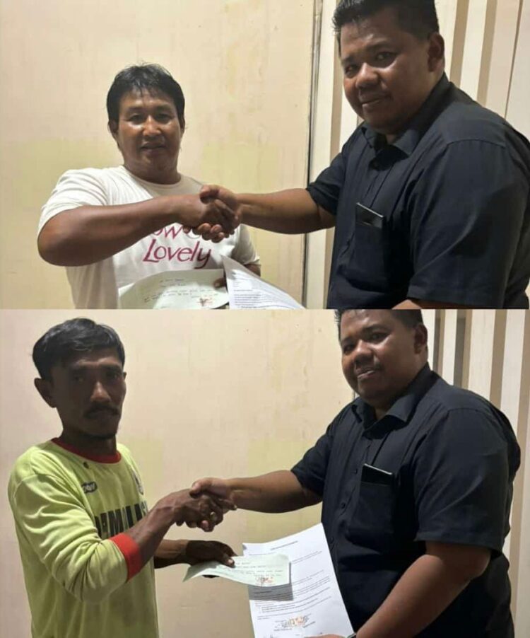 Terdampak Kebakaran Truk Tangki BBM di Painan, Dua Rumah Warga Terima Ganti Rugi 1 GANTI RUGI-Dua warga pemilik rumah yang terdampak kebakaran truk tangki pengangkut BBM menerima ganti rugi.