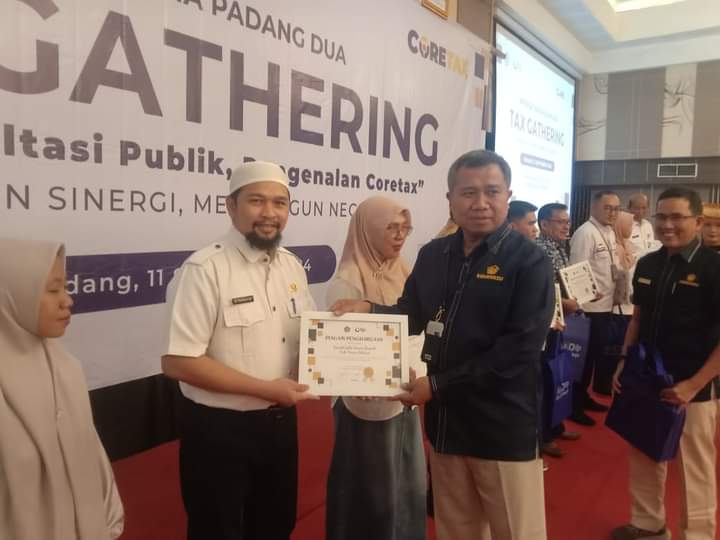 RSUD Dr. M. Zein Painan di Ganjar Penghargaan dari KPP Padang 1 8fe29f00 9002 41ef b9b0 21550c5f3ad3