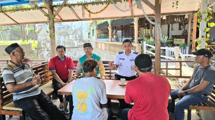 Heboh...karena HARAM!, Ayah Nikahi Putri Tiri usai Ceraikan Istri, Camat Lubeg: Mereka Sepakat Batalkan Pernikahan 1 BERI EDUKASI— Camat Lubeg Nofiandi Amir bersama pihak KUA dan tokoh masyarakat mengedukasi ayah yang nikahi
putri tirinya di Kelurahan Gates, Kecamatan Lubuk Begalung, Kota Padang.