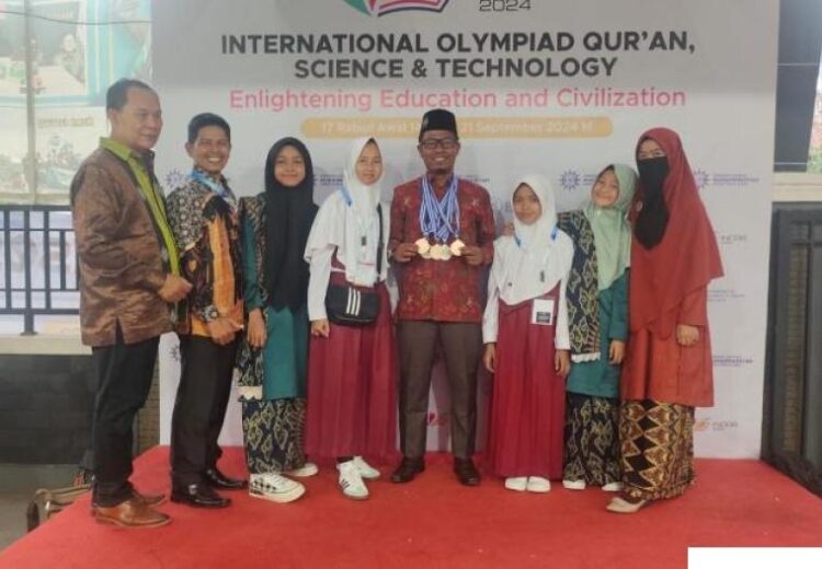 UKIR PRESTASI—Lima pelajar Sekolah Dasar (SD) Plus Muhammadiyah Payakumbuh, yang berhasil mengukir prestasi di ajang bergengsi International Olympiad Qur’an & Science (INOQS).