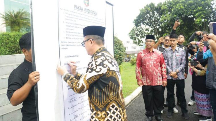 Deklarasi Netralitas ASN Bukittinggi dalam Pilkada, Pjs Wako: Tidak Ada Pengecualian! 1 PAKTA INTEGRITAS— Seluruh ASN se-Kota Bukittinggi, deklarasikan netralitas dalam Pilkada 2024. Deklarasi ditandai dengan penandatanganan pakta integritas oleh seluruh pejabat tinggi pratama, di Halaman Balaikota, Kamis (26/9).