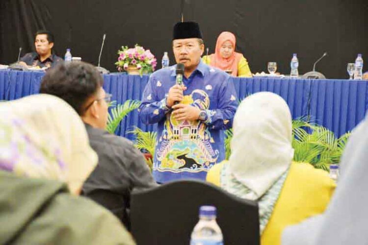 BIMTEK— Bupati Agam, Dr H Andri Warman saat membuka Bimtek implementasi perizinan berusaha berbasis risiko 
dan pengawasan perizinan berusaha berbasis risiko, di Hotel Grand Royal Denai Bukittinggi, Kamis (12/9).