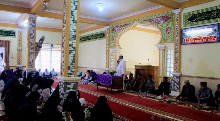 WIRI YASINAN— Bupati Pasaman Barat, Hamsuardi, menghadiri Wirid Yasin di Masjid Al-Azhar, Simpang Tigo Bedeng, Kecamatan Luhak Nan Duo, Minggu (8/9).