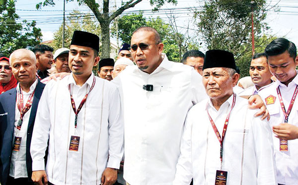 PENDAFTARAN KE KPU— Ketua DPD Partai Gerindra Sumbar H Andre Rosiade saat mengantarkan pasangan calon Wali Kota dan Wakil Wali Kota Solok Ramadhani Kirana-Suryadi Nurdal ke KPU Kota Solok, beberapa waktu lalu.