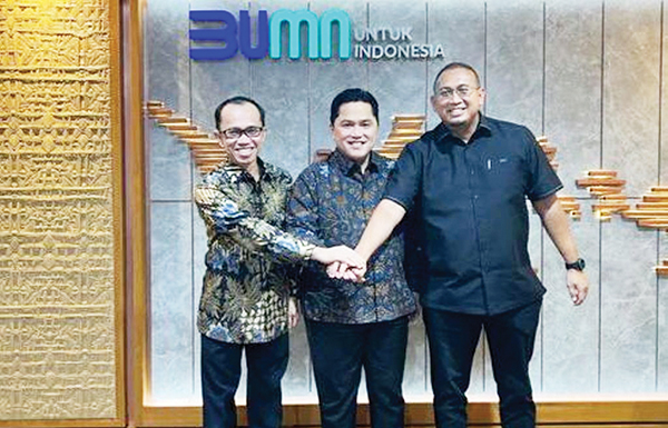 Andre Rosiade Sebut Pertamina akan Bangun Gedung Serba Guna untuk Unand 1 PERTEMUAN— Anggota DPR RI Andre Rosiade bersama Rektor Unand Efa Yonnedi, saat bertemu dengan Menteri BUMN Erick Thohir, beberapa waktu lalu lalu. Pertemuan yang berlangsung di Kantor Kementerian BUMN ini, terkait rencana pengembangan Unand sebagai salah perguruan tinggi berkelas dunia.