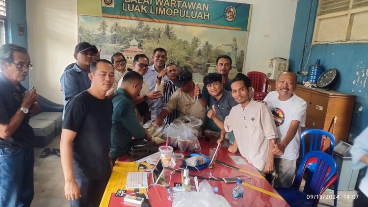 Syukuran, Fajar Rillah Fesky Makan Basamo di BW 1 FOTO BERSAMA— Anggota DPRD Limapuluh Kota, Fajar Rillah Fesky, berfoto bersama dengan kawan wartawan di BW Luak Limo Puluah.
