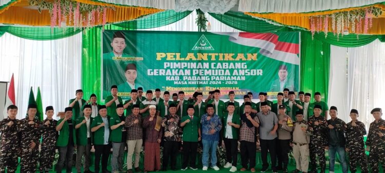 FOTO BERSAMA—Bupati Padangpariaman Suhatri Bur foto bersama usai kegiatan dengan Ansor dan Banser.