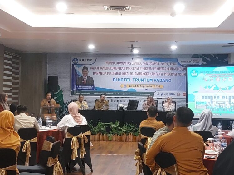 Atasi Masalah Pendidikan di Daerah, BBPMP Sumbar Butuh Kolaborasi Seluruh Pihak 1 SAMBUTAN—Kepala BBPMP Sumbar Muslihuddin, berikan sambutan pada kegiatan Kumpul Komunitas dan KOL (Key Opinion Leader) Lokal dalam rangka Komunikasi Program-program Prioritas Kemendikbudristek dan Media Placement Lokal dalam Rangka Kampanye Program Prioritas di Padang, Senin hingga Selasa (23-24/9).