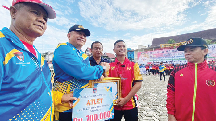 APRESIASI— Pj Walikota Padang Andree Algamar memberikan apresiasi kepada atlet Kota Padang yang mewakili Kontingen Sumbar di ajang PON XXI Aceh-Sumut.