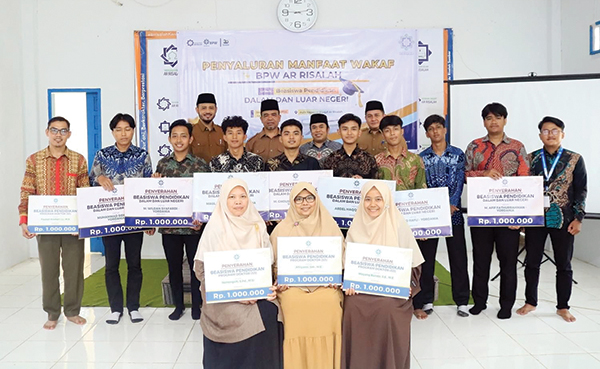 BPW Ar Risalah Wujudkan Mimpi Pendidikan dengan Berikan Beasiswa S1 dan S3 1 PENYERAHAN BEASISWA— Ketua Yayasan Waqaf Ar Risalah, Ustaz Arwim Al Ibrahimi, Lc. MA, menyerahkan beasiswa kepada delapan mahasiswa S1 yang akan melanjutkan studi mereka di luar negeri serta tujuh mahasiswa S3.