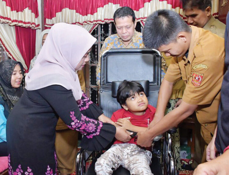 BENTUK KEPEDULIAN— Ketua LKKS Kabupaten Agam, Ny. Yenni Andri Warman, tunjukkan tingginya kepedulian terhadap warga disabilitas dengan menyalurkan bantuan alat kesehatan, Selasa, (10/9).