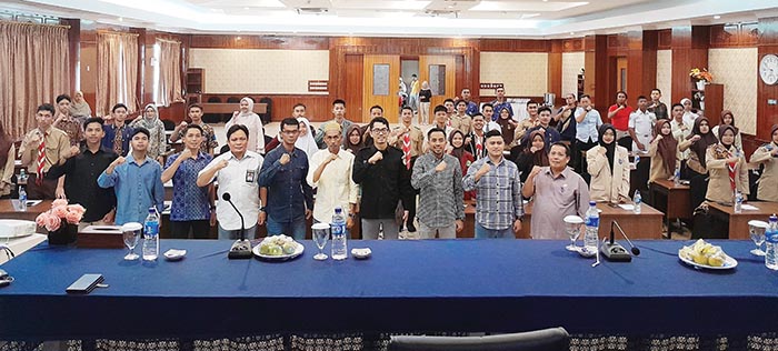 Bawaslu Agam Ajak Pelajar Berperan Aktif Awasi Pelanggaran Pemilu 1 SOSIALISASI— Sosialisasi pengawasan pemilu partisipatif dengan tema peranan pemilih pemula dalam pengawasan partisipatif pada pemilihan serentak 2024 di Lubuk Basung, Sabtu (21/9).\