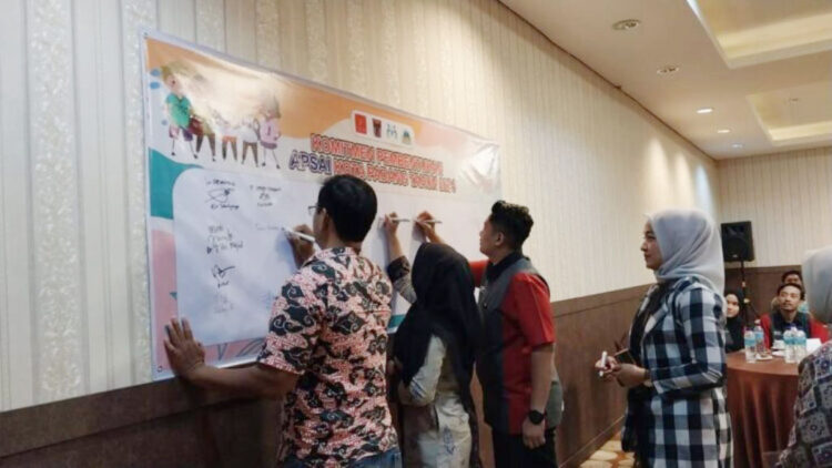 Bentuk APSAI, Pemko Siap Wujudkan Kota Layak Anak 1 WUJUDKAN KLA— Dinas Pemberdayaan Perempuan, Perlindungan Anak, dan Keluarga Berencana, menggelar sosialisasi pembentukan APSAI yang digelar di sebuah hotel di Kota Padang, Kamis (26/9).