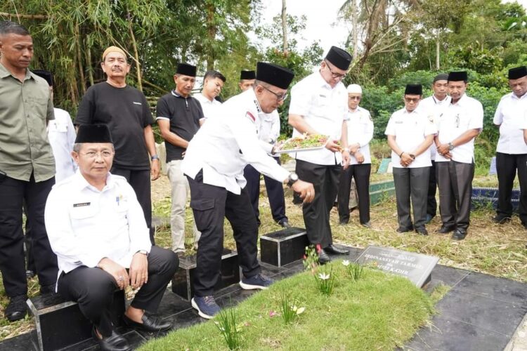 TABUR BUNGA— Bupati Eka Putra, SE, MM tabur bunga di di makam Drs. H. Irdinansyah Tarmizi.