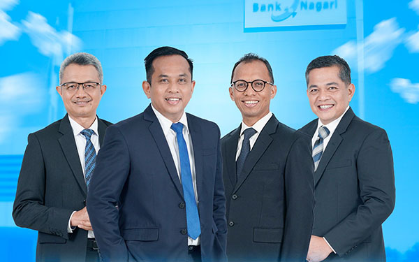 Bank Nagari Hadirkan Promo Spesial Harpelnas 2024 1 DIREKSI BANK NAGARI— Dari kiri ke kanan, Direktur Operasional Zilfa Efrizon, Direktur Utama Gusti Candra, Direktur Keuangan Roni Edrian dan Direktur Kepatuhan Sukardi.