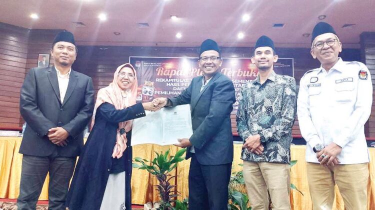 Bertambah 2.449 pemilih, KPU Tetapkan 97.517 DPT Pilkada Bukittinggi 1 PENYERAHAN BERITA ACARA— Penyerahan berita acara penetapan jumlah daftar pemilih tetap (DPT) Pilkada Bukittinggi oleh KPU ke Bawaslu.