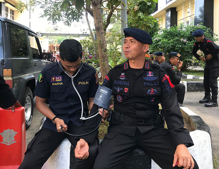 Biddokkes Polda Sumbar, Cek Kesehatan Personel Satgas OMP Singgalang 2024 1 CEK KESEHATAN-—Petugas medis dari Biddokkes Polda Sumbar melakukan pengecekan kesehatan personel Satgas OMP Singgalang 2024.