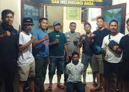 Demi Beli Sabu dan Judi Online, Bobol Rumah Warga, Uang dan Perhiasan Diembat 1 PENCURI— Pelaku Y (30) yang terlibat kasus pencurian ditangkap jajaran Satreskrim Polres Pariaman bersama Polsek
Sungai Limau.