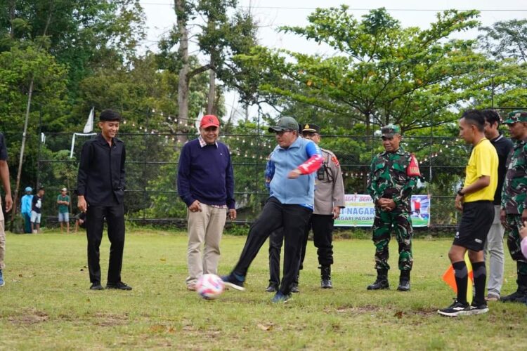Diikuti 12 Tim se-Nagari Pagaruyung, Bupati Eka Putra Buka Open Turnamen Bola Kaki Cup ke IV 1 TENDANG BOLA— Bupati Eka Putra lakukan tendangan pertama pertanda dimulainya Open Turnamen Bola Kaki Cup ke IV.
