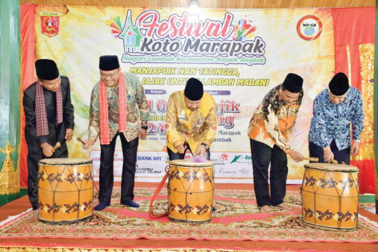 Buka Festival Koto Marapak II, Bupati Agam Harap Jadi Agenda Tahunan 1 PUKUL GENDANG— Bupati Agam, Andri Warman memukul gendang pertanda dibukanya Festival Koto Marapak II.
