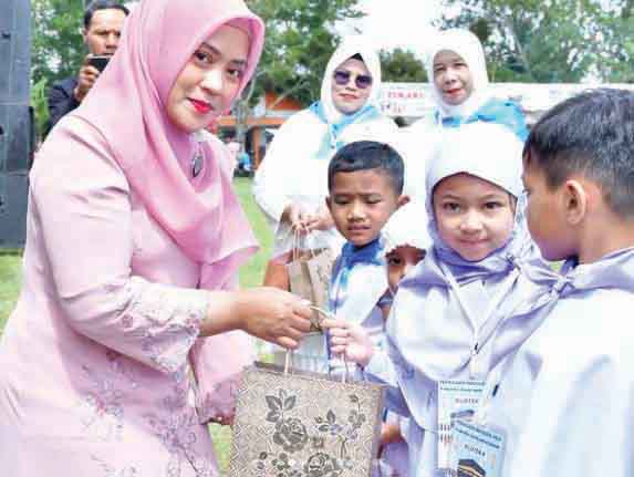 800 Anak se Kecamatan Ampek Angkek ikuti Peragaan Manasik Haji 1 Bunda PAUD, Ny Yenni Andri Warman memberi hadiah kepada para murid Paud/TK.