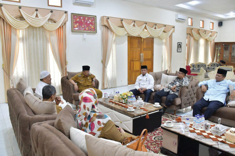 Dai Rantau Minang Berikan Waqaf Al-Quran untuk 3 Ponpes di Kabupaten Agam 1 AUDIENSI— Bupati Agam Dr. H. Andri Warman, MM, menggelar audiensi dengan Dai’ Rantau Minang (Damar) di Mess Pemkab Agam di Belakang Balok, Bukittinggi, Selasa (3/9).
